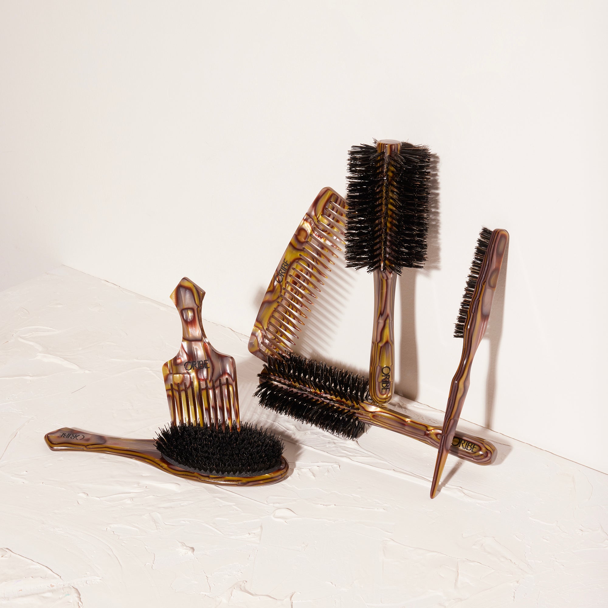 Oribe Italian Resin Large Round Brush - Oribe Hair Care - Image 3
